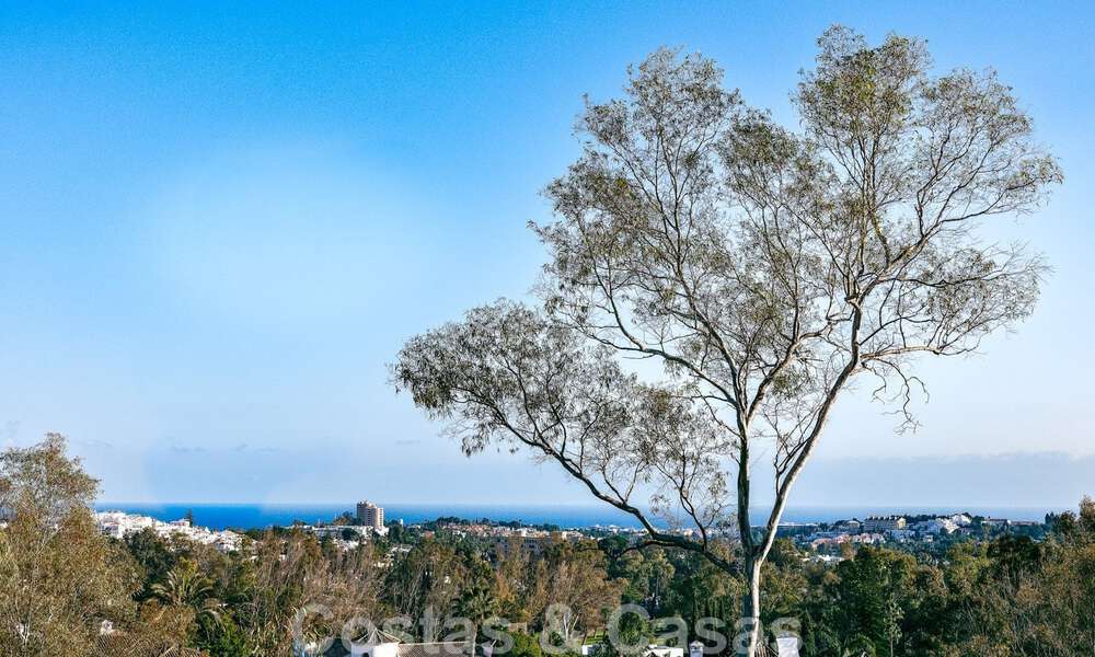 Hoogwaardig, modern tuinappartement te koop met 3 slaapkamers en panoramisch zeezicht in het hartje van Nueva Andalucia te Marbella 42840