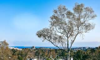 Hoogwaardig, modern tuinappartement te koop met 3 slaapkamers en panoramisch zeezicht in het hartje van Nueva Andalucia te Marbella 42840 