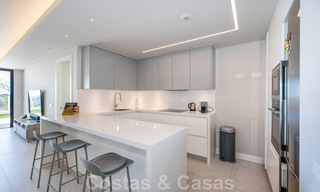 Hoogwaardig, modern tuinappartement te koop met 3 slaapkamers en panoramisch zeezicht in het hartje van Nueva Andalucia te Marbella 42843 