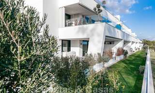 Hoogwaardig, modern tuinappartement te koop met 3 slaapkamers en panoramisch zeezicht in het hartje van Nueva Andalucia te Marbella 42844 