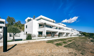 Hoogwaardig, modern tuinappartement te koop met 3 slaapkamers en panoramisch zeezicht in het hartje van Nueva Andalucia te Marbella 42845 