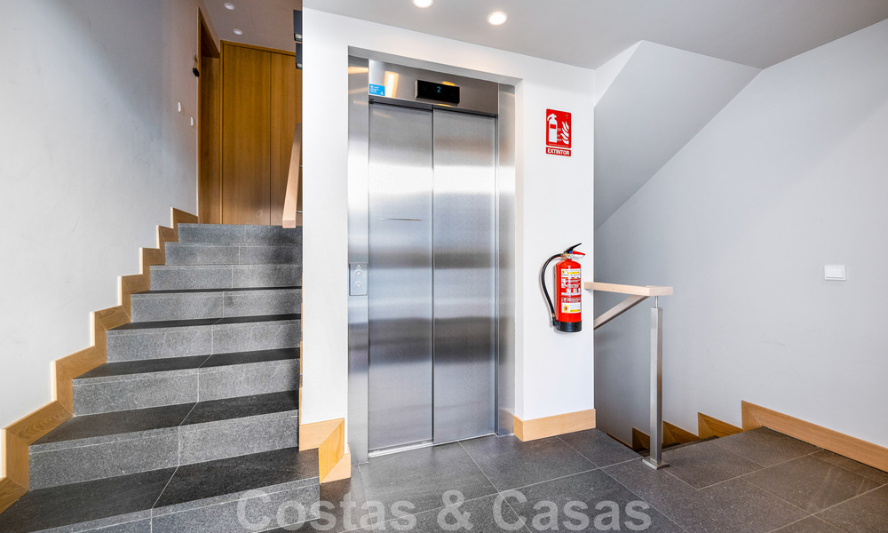 Hoogwaardig, modern tuinappartement te koop met 3 slaapkamers en panoramisch zeezicht in het hartje van Nueva Andalucia te Marbella 42847