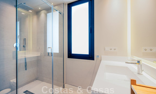 Hoogwaardig, modern tuinappartement te koop met 3 slaapkamers en panoramisch zeezicht in het hartje van Nueva Andalucia te Marbella 42850 