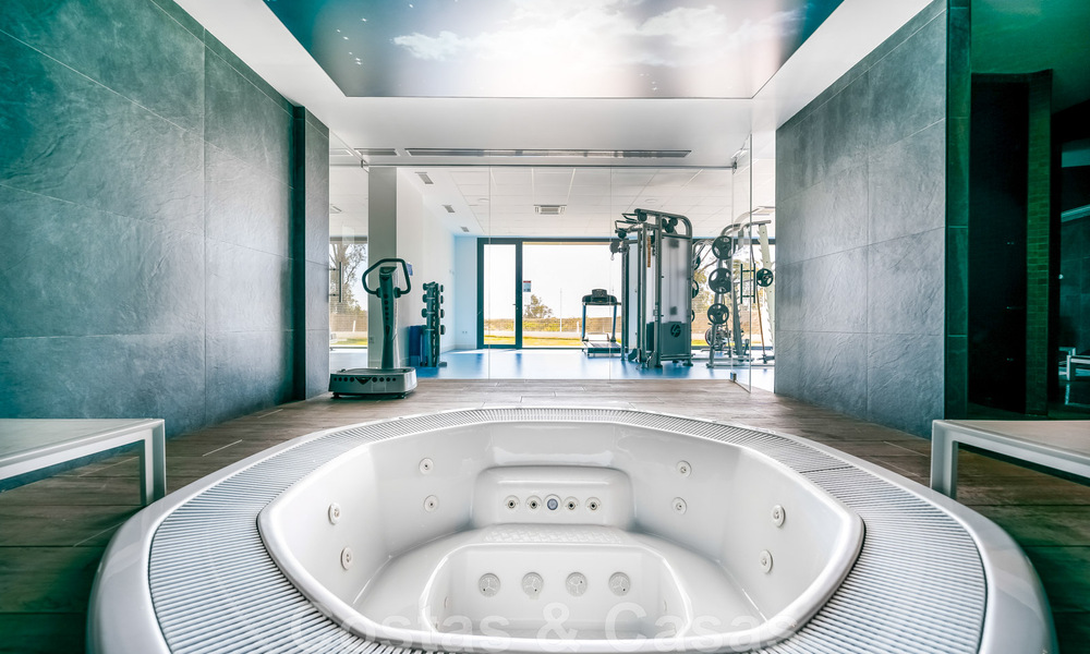 Hoogwaardig, modern tuinappartement te koop met 3 slaapkamers en panoramisch zeezicht in het hartje van Nueva Andalucia te Marbella 42852