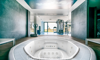 Hoogwaardig, modern tuinappartement te koop met 3 slaapkamers en panoramisch zeezicht in het hartje van Nueva Andalucia te Marbella 42852 