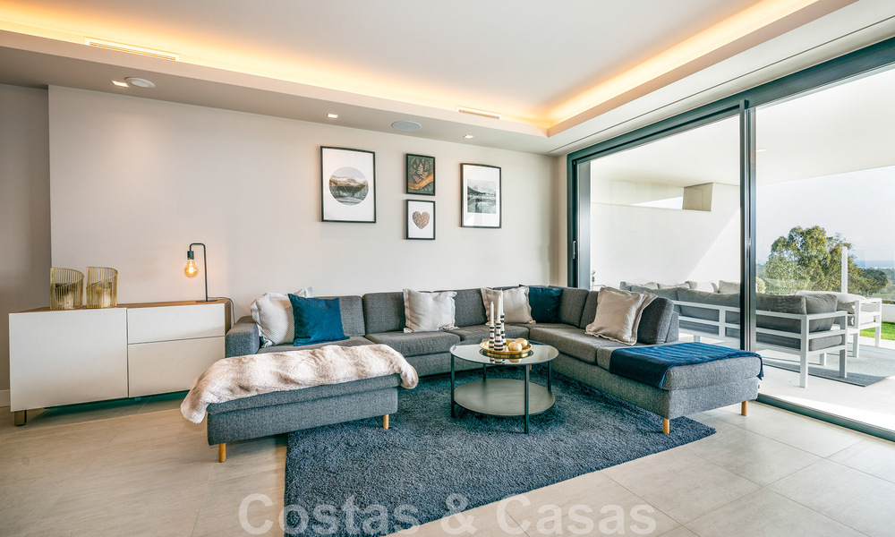Hoogwaardig, modern tuinappartement te koop met 3 slaapkamers en panoramisch zeezicht in het hartje van Nueva Andalucia te Marbella 42856