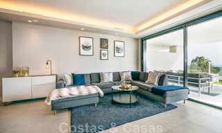 Hoogwaardig, modern tuinappartement te koop met 3 slaapkamers en panoramisch zeezicht in het hartje van Nueva Andalucia te Marbella 42856 