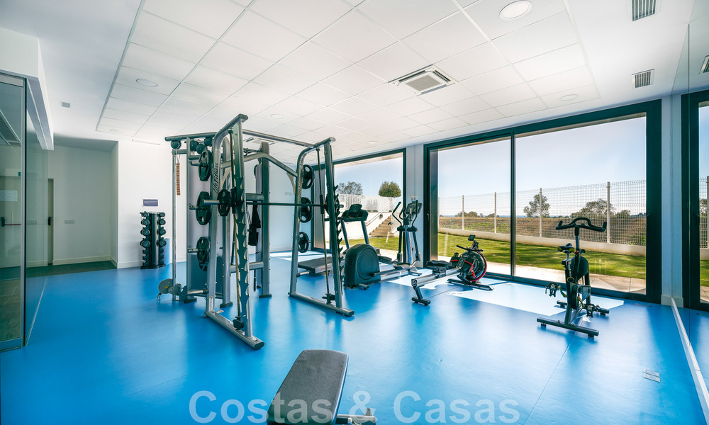 Hoogwaardig, modern tuinappartement te koop met 3 slaapkamers en panoramisch zeezicht in het hartje van Nueva Andalucia te Marbella 42864