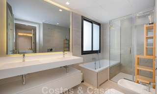 Hoogwaardig, modern tuinappartement te koop met 3 slaapkamers en panoramisch zeezicht in het hartje van Nueva Andalucia te Marbella 42867 