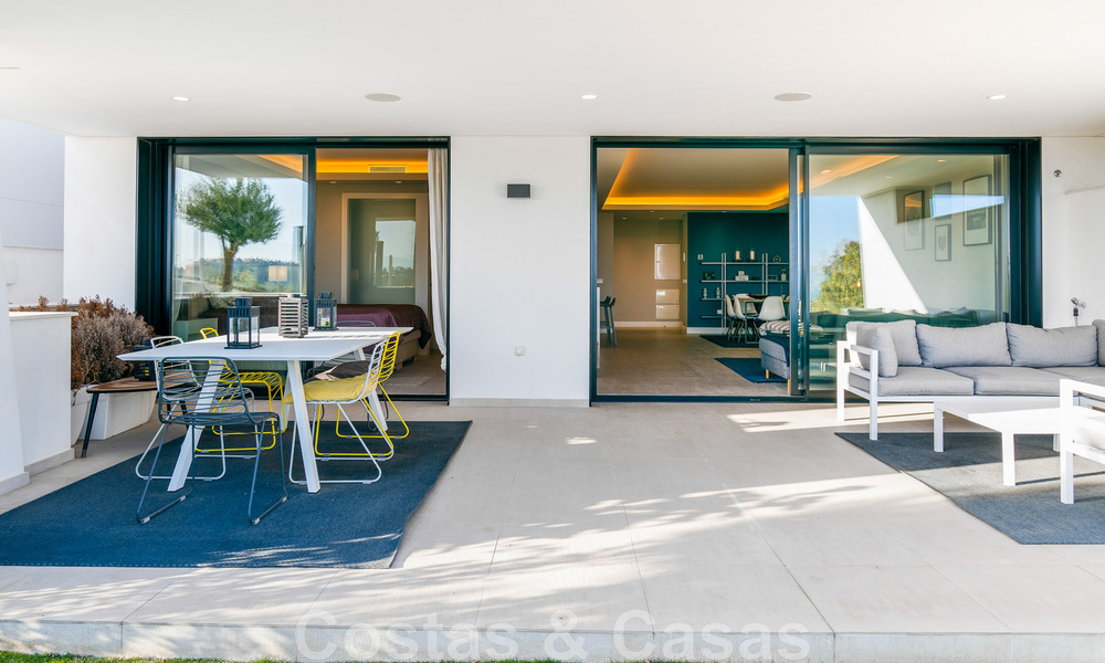 Hoogwaardig, modern tuinappartement te koop met 3 slaapkamers en panoramisch zeezicht in het hartje van Nueva Andalucia te Marbella 42869