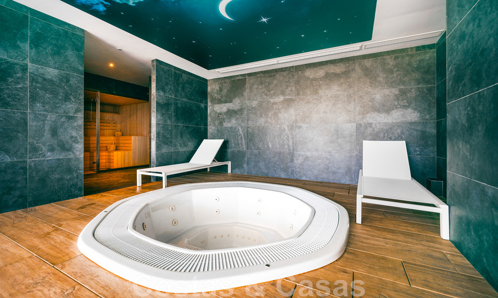 Hoogwaardig, modern tuinappartement te koop met 3 slaapkamers en panoramisch zeezicht in het hartje van Nueva Andalucia te Marbella 42873