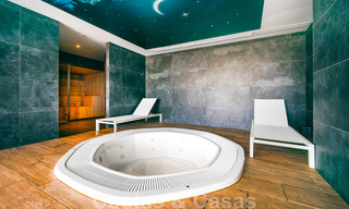 Hoogwaardig, modern tuinappartement te koop met 3 slaapkamers en panoramisch zeezicht in het hartje van Nueva Andalucia te Marbella 42873 