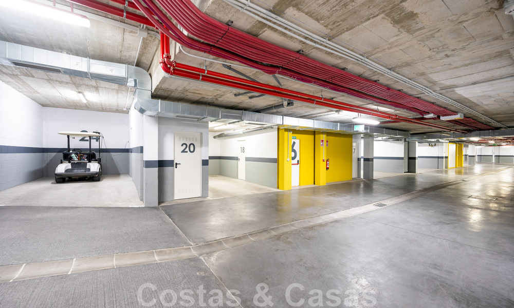 Hoogwaardig, modern tuinappartement te koop met 3 slaapkamers en panoramisch zeezicht in het hartje van Nueva Andalucia te Marbella 42879