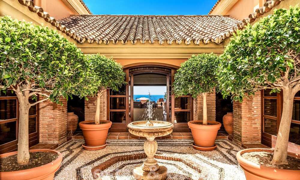 Indrukwekkende luxevilla in een Mediterrane architectuur, met open zeezicht in de begeerde woonwijk Sierra Blanca op de Golden Mile te Marbella 42933