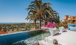 Eigentijds gerenoveerd, ruim, duplex penthouse, met panoramisch zeezicht in een begeerde urbanisatie in Nueva Andalucia, Marbella 42945 
