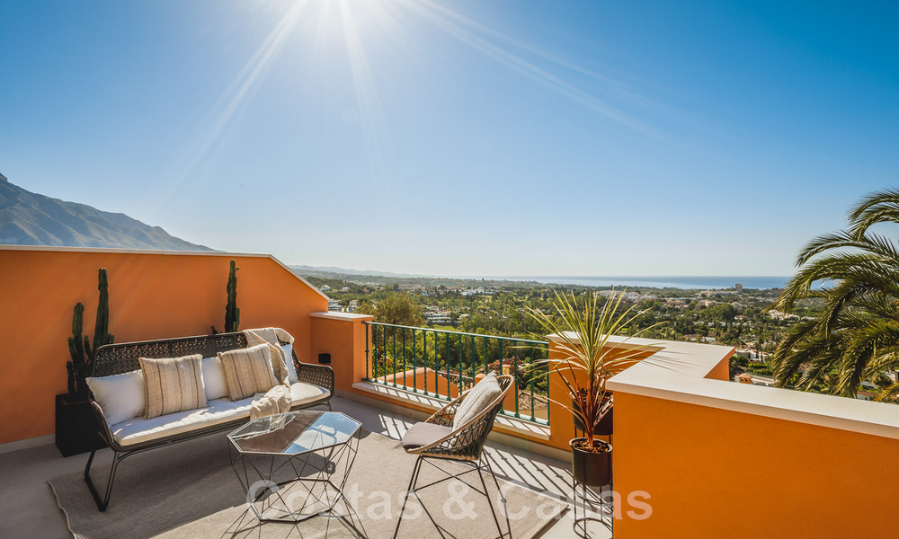Eigentijds gerenoveerd, ruim, duplex penthouse, met panoramisch zeezicht in een begeerde urbanisatie in Nueva Andalucia, Marbella 42963