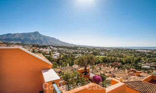 Eigentijds gerenoveerd, ruim, duplex penthouse, met panoramisch zeezicht in een begeerde urbanisatie in Nueva Andalucia, Marbella 42967 