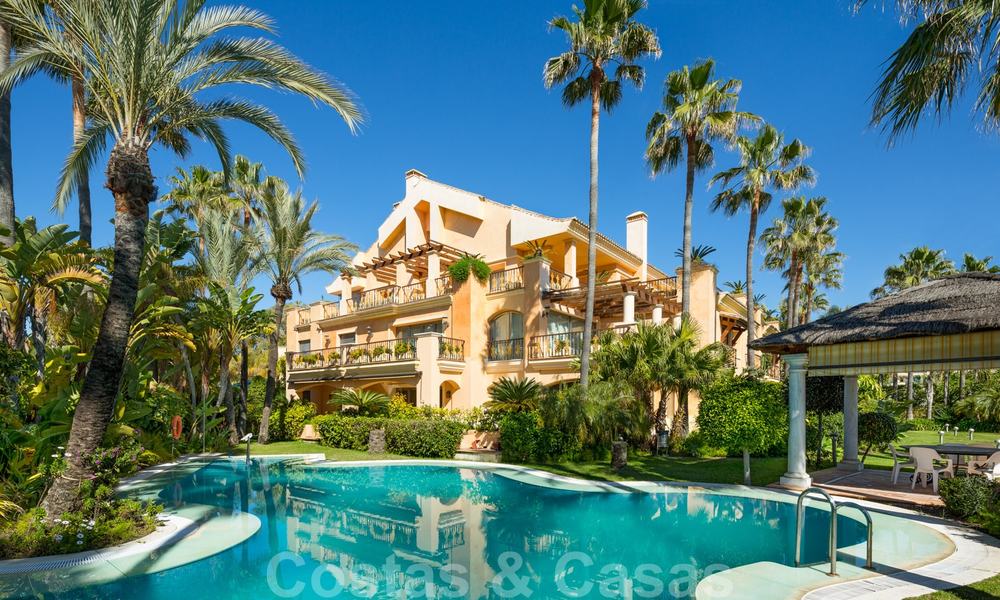 Te koop in Puerto Banus, Marbella: Exclusief beachfront tuin appartement 23035