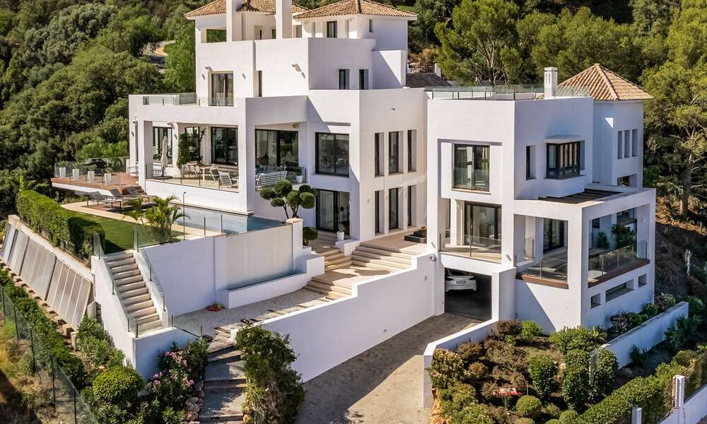 Eigentijdse, hoger gelegen luxevilla te koop met panoramisch zeezicht gelegen in Marbella Oost 43846