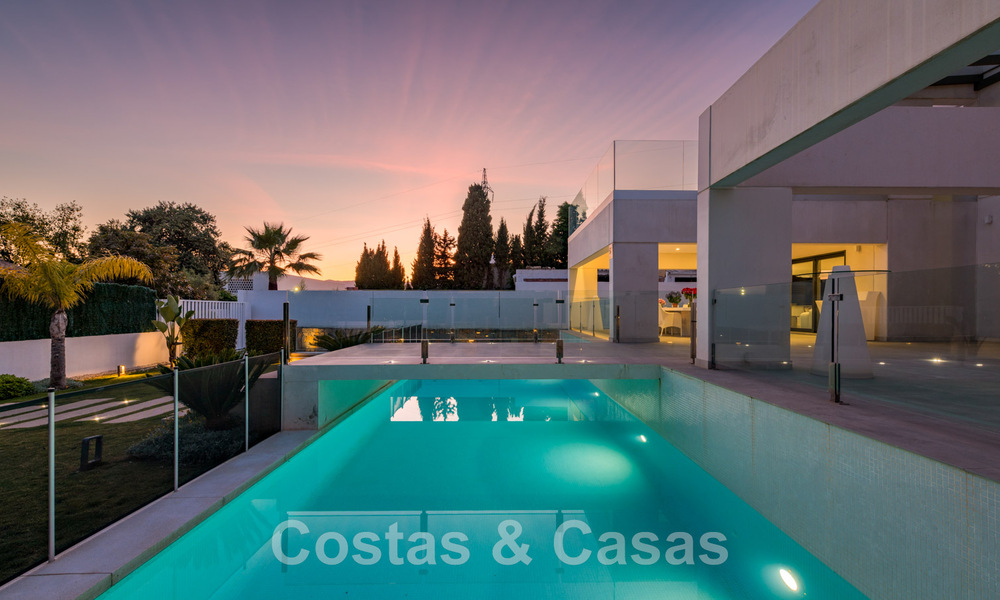 Moderne villa te koop, gesitueerd op eerstelijnsgolfpositie met panoramisch uitzicht op de groene, uitgestrekte golfbaan in Marbella West 43866