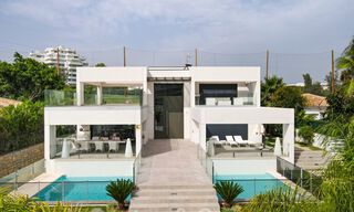 Moderne villa te koop, gesitueerd op eerstelijnsgolfpositie met panoramisch uitzicht op de groene, uitgestrekte golfbaan in Marbella West 43868 