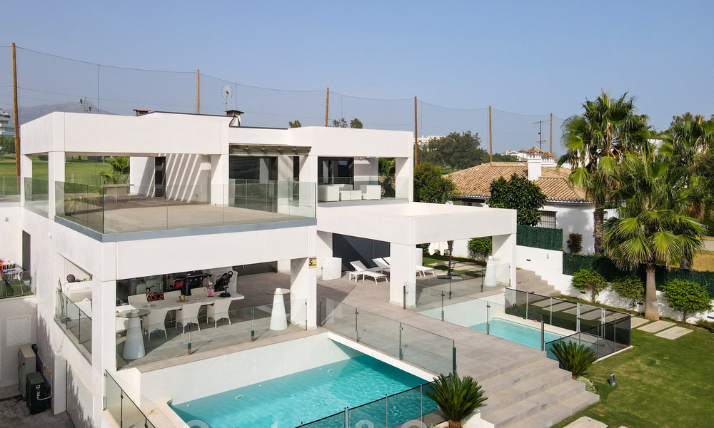 Moderne villa te koop, gesitueerd op eerstelijnsgolfpositie met panoramisch uitzicht op de groene, uitgestrekte golfbaan in Marbella West 43875