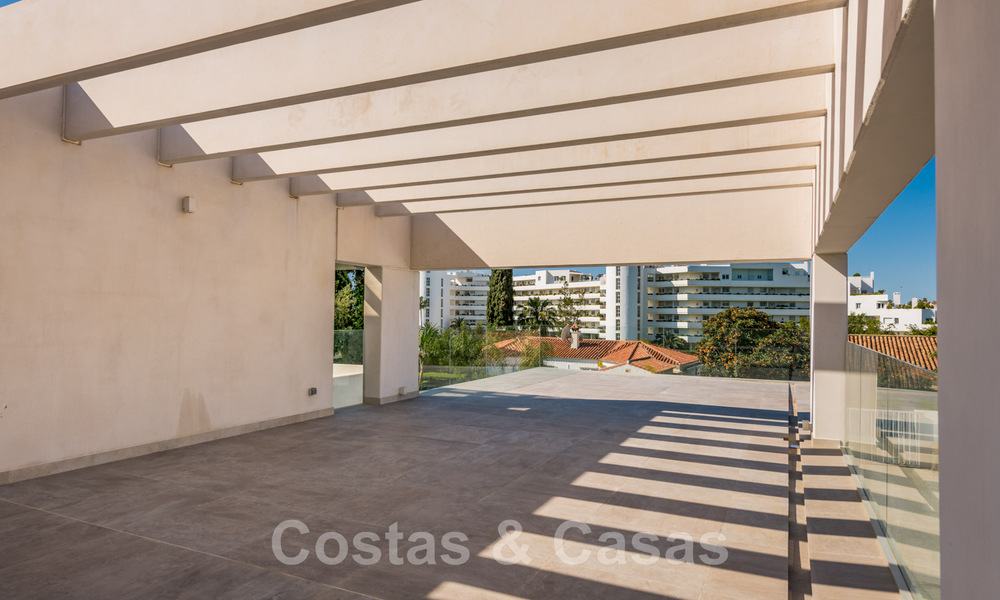 Moderne villa te koop, gesitueerd op eerstelijnsgolfpositie met panoramisch uitzicht op de groene, uitgestrekte golfbaan in Marbella West 43884