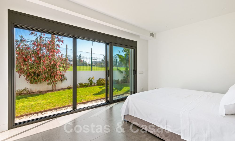 Moderne villa te koop, gesitueerd op eerstelijnsgolfpositie met panoramisch uitzicht op de groene, uitgestrekte golfbaan in Marbella West 43887