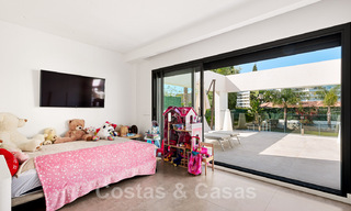 Moderne villa te koop, gesitueerd op eerstelijnsgolfpositie met panoramisch uitzicht op de groene, uitgestrekte golfbaan in Marbella West 43889 