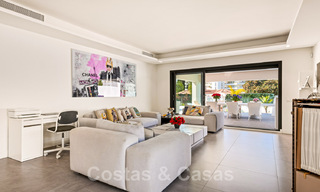 Moderne villa te koop, gesitueerd op eerstelijnsgolfpositie met panoramisch uitzicht op de groene, uitgestrekte golfbaan in Marbella West 43891 