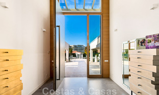 Moderne villa te koop, gesitueerd op eerstelijnsgolfpositie met panoramisch uitzicht op de groene, uitgestrekte golfbaan in Marbella West 43893 