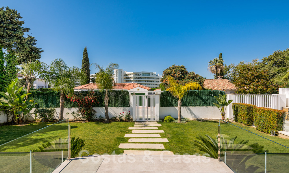 Moderne villa te koop, gesitueerd op eerstelijnsgolfpositie met panoramisch uitzicht op de groene, uitgestrekte golfbaan in Marbella West 43898