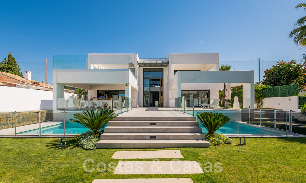 Moderne villa te koop, gesitueerd op eerstelijnsgolfpositie met panoramisch uitzicht op de groene, uitgestrekte golfbaan in Marbella West 43900