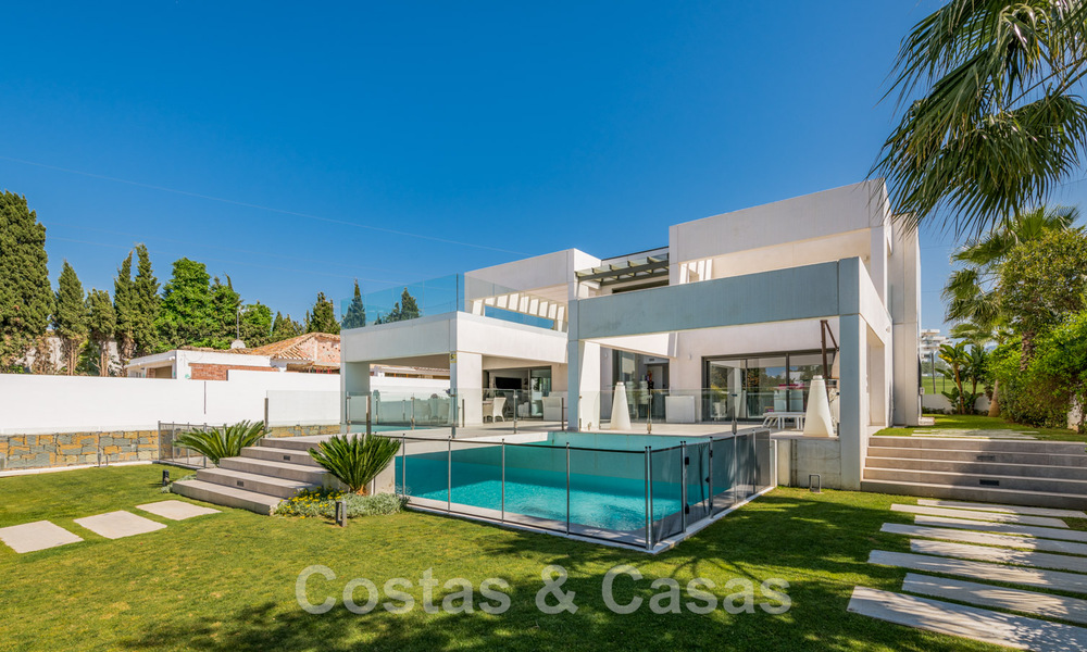 Moderne villa te koop, gesitueerd op eerstelijnsgolfpositie met panoramisch uitzicht op de groene, uitgestrekte golfbaan in Marbella West 43901
