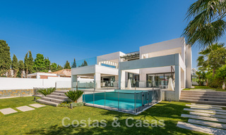 Moderne villa te koop, gesitueerd op eerstelijnsgolfpositie met panoramisch uitzicht op de groene, uitgestrekte golfbaan in Marbella West 43901 