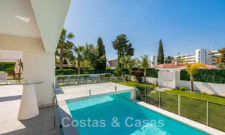Moderne villa te koop, gesitueerd op eerstelijnsgolfpositie met panoramisch uitzicht op de groene, uitgestrekte golfbaan in Marbella West 43902 