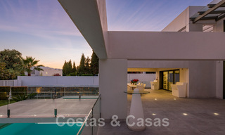 Moderne villa te koop, gesitueerd op eerstelijnsgolfpositie met panoramisch uitzicht op de groene, uitgestrekte golfbaan in Marbella West 43906 