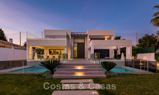 Moderne villa te koop, gesitueerd op eerstelijnsgolfpositie met panoramisch uitzicht op de groene, uitgestrekte golfbaan in Marbella West 43908 