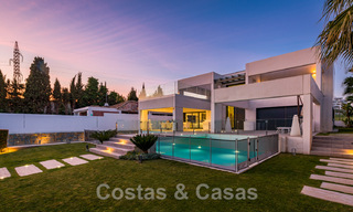 Moderne villa te koop, gesitueerd op eerstelijnsgolfpositie met panoramisch uitzicht op de groene, uitgestrekte golfbaan in Marbella West 43909 