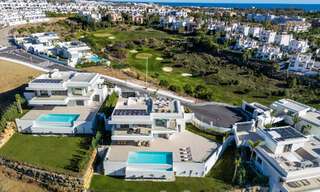 Instapklaar! Spectaculaire luxevilla’s te koop i/e eigentijds architectuur gesitueerd i/e golfresort o/d New Golden Mile tussen Marbella en Estepona 63160 