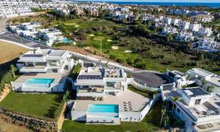 Spectaculaire luxevilla’s te koop i/e eigentijds architectuur gesitueerd i/e golfresort o/d New Golden Mile tussen Marbella en Estepona 63160 