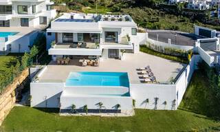 Instapklaar! Spectaculaire luxevilla’s te koop i/e eigentijds architectuur gesitueerd i/e golfresort o/d New Golden Mile tussen Marbella en Estepona 63161 
