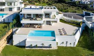 Spectaculaire luxevilla’s te koop i/e eigentijds architectuur gesitueerd i/e golfresort o/d New Golden Mile tussen Marbella en Estepona 63161 