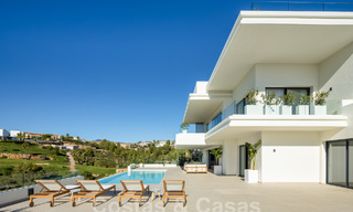 Instapklaar! Spectaculaire luxevilla’s te koop i/e eigentijds architectuur gesitueerd i/e golfresort o/d New Golden Mile tussen Marbella en Estepona 63183 