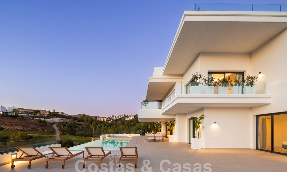 Instapklaar! Spectaculaire luxevilla’s te koop i/e eigentijds architectuur gesitueerd i/e golfresort o/d New Golden Mile tussen Marbella en Estepona 63189
