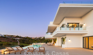 Instapklaar! Spectaculaire luxevilla’s te koop i/e eigentijds architectuur gesitueerd i/e golfresort o/d New Golden Mile tussen Marbella en Estepona 63189 
