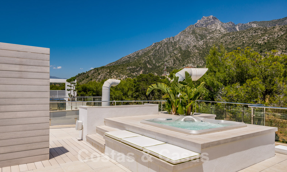 Laatste villa! Exclusieve, architecturale luxevilla te koop, met zeezicht, in Sierra Blanca, Golden Mile, Marbella. Luxueus gemeubileerd. 43627