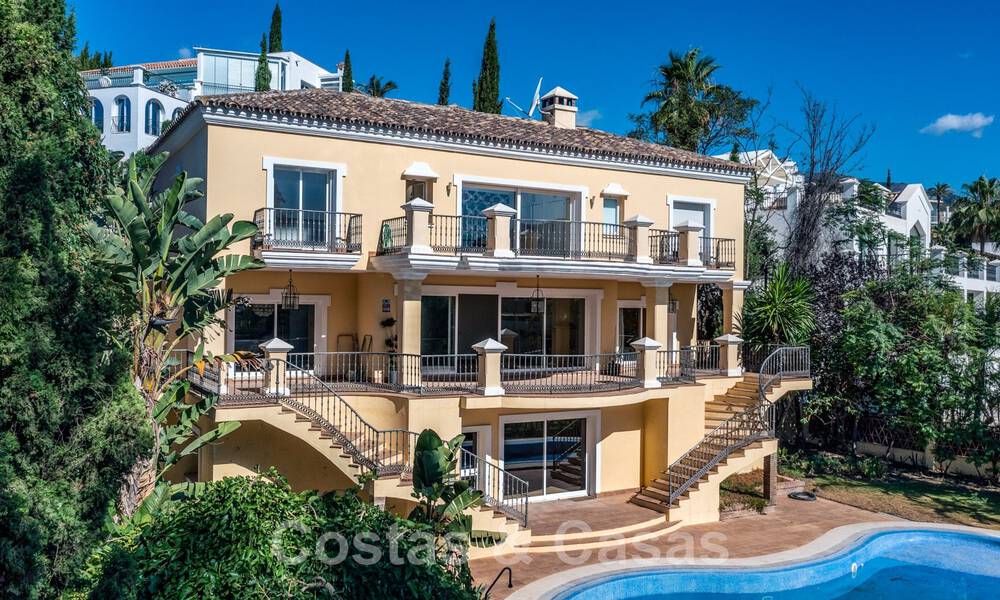 Klassieke, Spaanse luxevilla te koop in een gated community en eerstelijnsgolf met prachtig uitzicht over de golfbaan van La Quinta golf, Benahavis - Marbella 44114