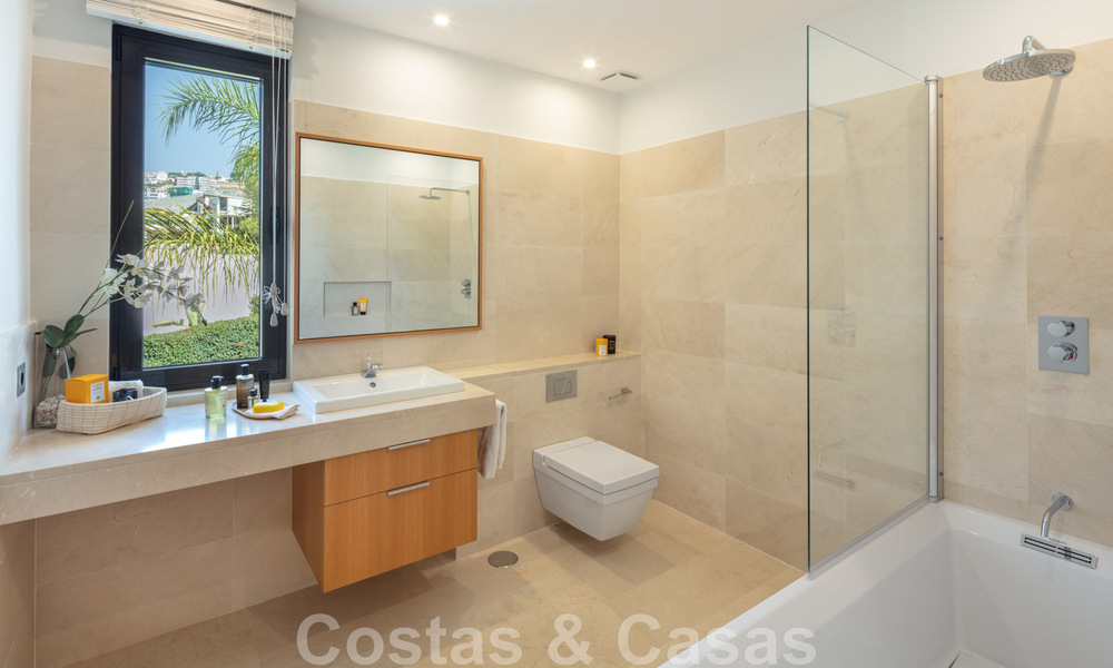 Uitmuntende luxevilla te koop in een moderne, Mediterrane architectuur, met zeezicht en in een golfresort in Benahavis - Marbella 44162