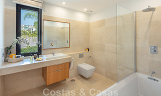 Uitmuntende luxevilla te koop in een moderne, Mediterrane architectuur, met zeezicht en in een golfresort in Benahavis - Marbella 44162 